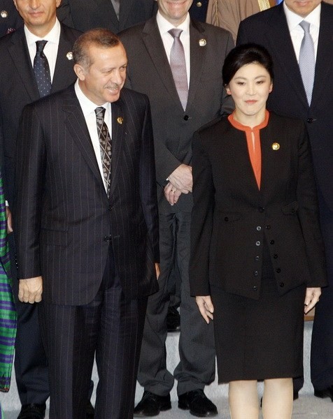 Thủ tướng Thổ Nhĩ Kỳ Recep Tayyip Erdogan tỏ ra bối rối khi đứng cạnh Yingluck Shinawatra ngày 8/11/2012 tại Indonesia